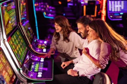 Ilustrasi pengalaman bermain sportsbook dan casino online dengan max77